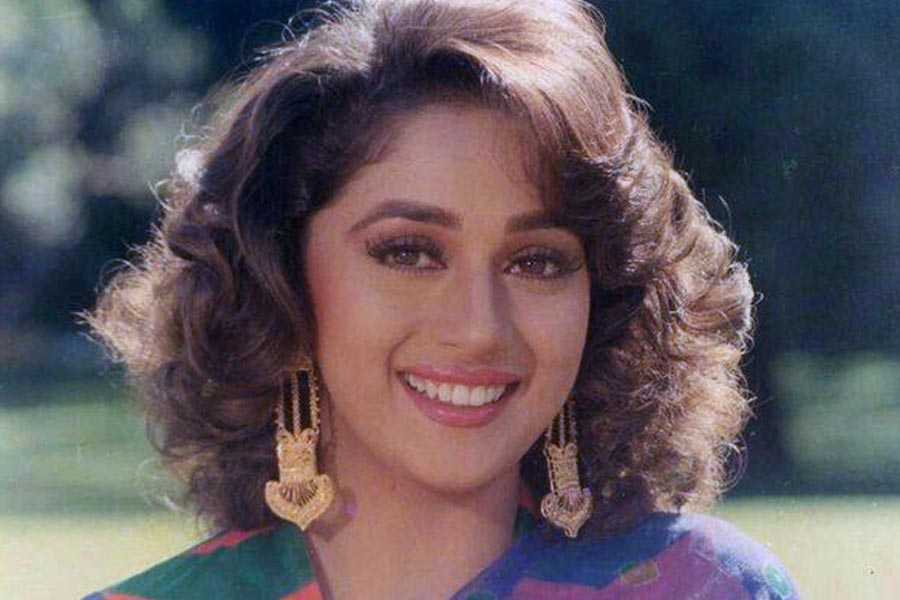 বলিপাড়া সূত্রে খবর, ‘১৯৪২: অ্যা লভ স্টোরি’ ছবির নায়িকা হিসাবে মাধুরীকে প্রথম পছন্দ হয়েছিল ছবিনির্মাতাদের। কিন্তু শুটিংয়ের জন্য মাধুরী সময় বার করতে না পারায় মনিষাকে পরে এই ছবিতে অভিনয়ের প্রস্তাব দেওয়া হয়।