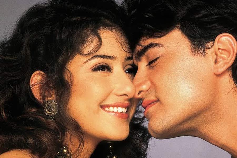 ১৯৯৫ সালে প্রেক্ষাগৃহে মুক্তি পায় ‘অকেলে হম অকেলে তুম’। আমির খানের বিপরীতে মুখ্যচরিত্রে অভিনয়ের সুযোগ পান মাধুরী। বলিপাড়া সূত্রে খবর, একই ধরনের চরিত্রে অন্য একটি ছবিতেও অভিনয় করছেন বলে ‘অকেলে হম অকেলে তুম’ ছবিতে অভিনয়ের প্রস্তাব ফিরিয়ে দেন মাধুরী।