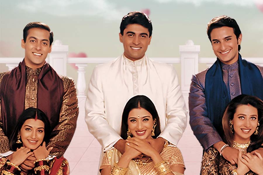 ১৯৯৯ সালে সুরজ বরজাতিয়ার পরিচালনায় প্রেক্ষাগৃহে মুক্তি পায় পারিবারিক ছবি ‘হম সাথ-সাথ হ্যায়’। এই ছবিতে অভিনয় করতে দেখা যায় সলমন খান, সইফ আলি খান, করিশ্মা কপূর, তব্বু, মণীশ বহেল, সোনালি বেন্দ্রে, নীলমের মতো তারকাদের।