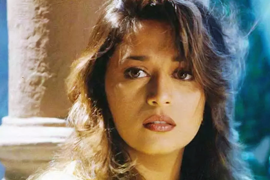 বলিপাড়া সূত্রে খবর, ‘হম সাথ-সাথ হ্যায়’ ছবিতে সাধনার চরিত্রে অভিনয়ের প্রস্তাব দেওয়া হয় মাধুরীকে। কিন্তু সেই প্রস্তাব ফিরিয়ে দেন অভিনেত্রী। পরে তব্বু সেই চরিত্রে অভিনয় করতে রাজি হন।