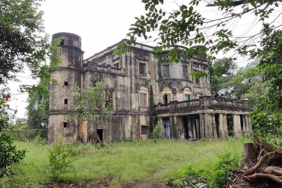 Kolkata based architects working to restore the ruins of the colonial Roxburgh House