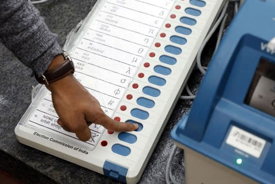 Bus carrying EVMs, catching fire in Madhya Pradesh, no one is injured, said official dgtl