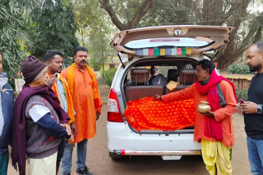 এই গাড়িতে করে অযোধ্যা নিয়ে যাওয়া হয়েছে সুন্দরবনের মধু।