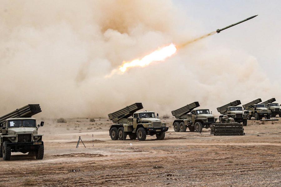 বালুচিস্তান সীমান্তে একে অপরের দিকে ক্ষেপণাস্ত্র হামলা চালানোর পর ইরান এবং পাকিস্তানের মধ্যে যে উত্তেজনা তৈরি হয়েছিল, তা আপাতত খানিকটা নিয়ন্ত্রণে। দু’দেশের মধ্যে তৈরি হওয়া ফাটল কমাতে রাজি হয়েছে উভয় পক্ষই।