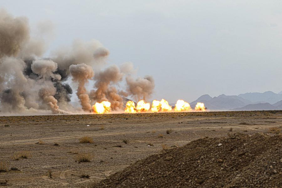 সম্প্রতি ইরান এবং পাকিস্তান— উভয়েই বালুচিস্তান সীমান্তে একে অপরের দিকে ক্ষেপণাস্ত্র হামলা চালায়। এর পরেই অশান্ত হয়ে ওঠে পরিস্থিতি। দু’দেশের মধ্যে পুরোদস্তুর যুদ্ধ শুরু হতে পারে বলেও আন্তর্জাতিক মহলে জোর আলোচনা শুরু হয়। তবে সেই আবহেই নিজেদের মধ্যে সম্পর্ক শুধরে নেওয়ার বিষয়ে সম্মতি জানায় দুই দেশ।