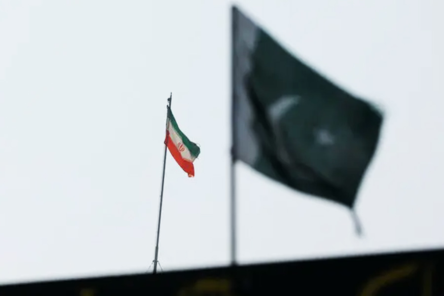 কিন্তু কয়েক দিনের মধ্যে যে দু’দেশ একে অপরের ‘গলা টিপে’ ধরতে উদ্যত হয়েছিল, এক সময় তারাই ছিল হরিহর আত্মা। এমনকি, ভারতের বিরুদ্ধে যুদ্ধেও পাকিস্তানকে সাহায্য করেছিল ইরান।