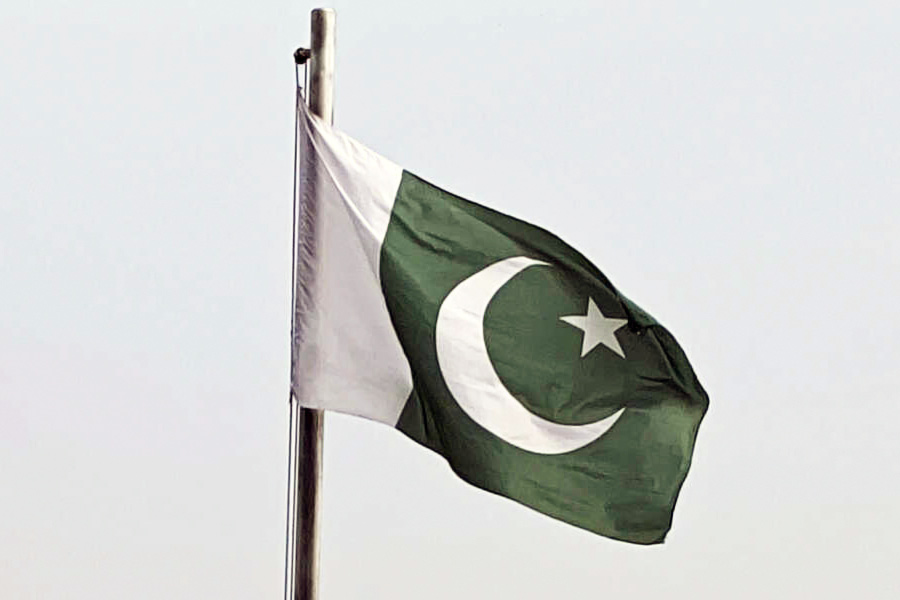 পাকিস্তানের জন্মের প্রায় পরে পরেই ইরান এবং পাকিস্তান সম্পর্কের ভিত্তি তৈরি হয়। ১৯৪৭ সালের ১৪ অগস্ট স্বাধীন দেশ হিসাবে পাকিস্তানের সার্বভৌমত্বকে সবার প্রথম স্বীকৃতি দেয় ইরান। ১৯৫০ সালের মে মাসে একটি চুক্তিও স্বাক্ষর করে দুই ‘বন্ধু’।