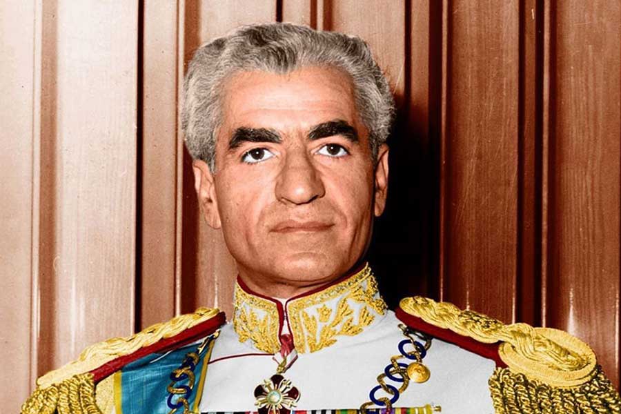 ১৯৫৬ সালে প্রতিবেশী দেশের সফরে গিয়েছিলেন ইরানের তৎকালীন রাষ্ট্রপ্রধান শাহ রেজা পহলভি। তিনিই ছিলেন পাকিস্তান সফরে আসা প্রথম বিদেশি রাষ্ট্রপ্রধান। এর পরে পরেই তেহরানে দূতাবাস চালু করে পাকিস্তান।