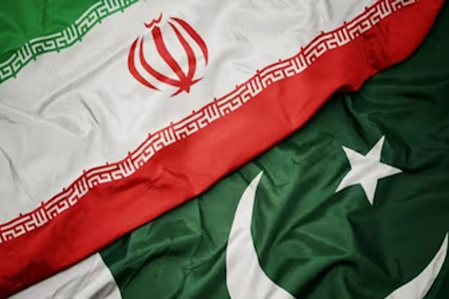 ঠান্ডা যুদ্ধের আবহে ইরান এবং পাকিস্তান ১৯৫৫ সালে কমিউনিস্ট বিরোধী জোট, ‘সেন্ট্রাল ট্রিটি অর্গানাইজেশন (সেন্টো)’ তৈরি করে।