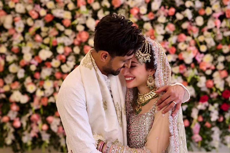 তাঁর পরিবারের পক্ষ থেকে বিবৃতি দিয়ে নতুন জীবনের জন্য শোয়েবকে শুভেচ্ছা জানানো হয়েছে। মির্জ়া পরিবারের পক্ষ থেকে বিবৃতিতে বলা হয়েছে, ‘‘সানিয়া সব সময় ব্যক্তিগত জীবন সাধারণের চোখের আড়ালে রাখার চেষ্টা করেছে। কিন্তু এমন একটা পরিস্থিতি তৈরি হয়েছে, যখন কিছু না বললেই নয়।“