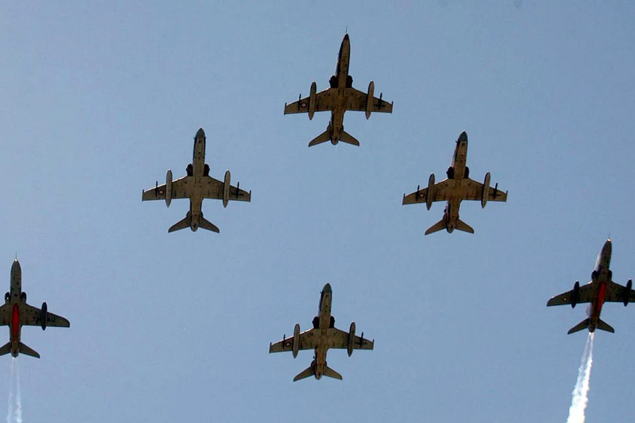  পাকিস্তান যখন পশ্চিমের দেশগুলি থেকে অস্ত্র সংগ্রহ করতে পারছে না, তখন ইরান পশ্চিম জার্মানির কাছ থেকে অনেক এফ-৮৬ যুদ্ধবিমান, ক্ষেপণাস্ত্র, সাঁজোয়া গাড়ি এবং গোলাবারুদ কিনেছিল। আমেরিকার গোয়েন্দা সংস্থার নথি বলছে, এর মধ্যে বেশ কয়েকটি যুদ্ধবিমান ইরান থেকে পাকিস্তানে ‘হোম ডেলিভারি’ করা হয়েছিল।