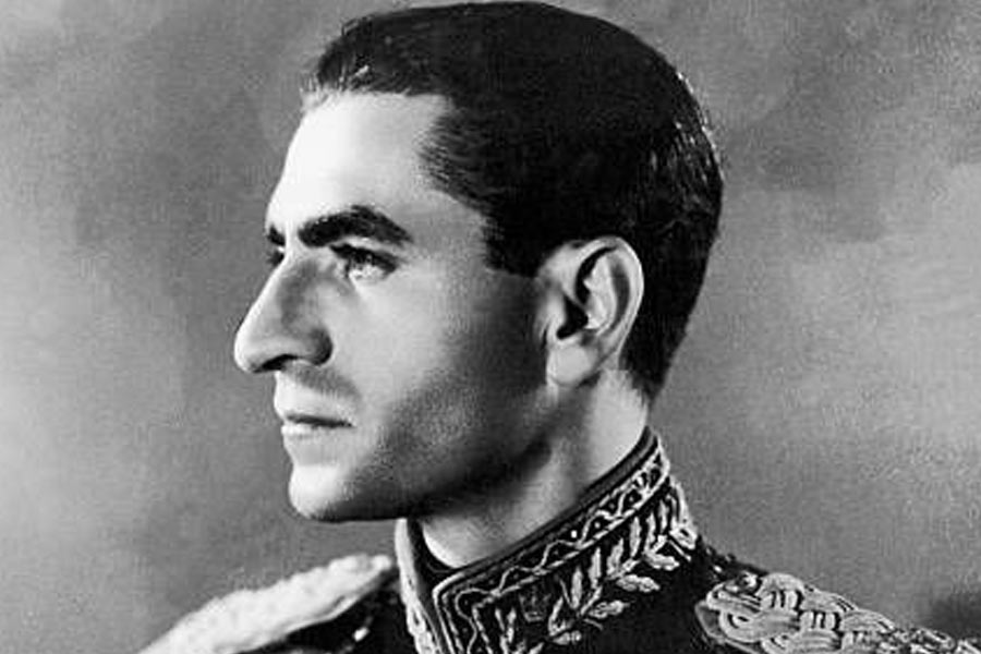 তবে শাহের শাসনকালের শেষ থেকে ইরান এবং পাকিস্তানের মধ্যে দ্বিপাক্ষিক সম্পর্ক তিক্ত হতে শুরু করে।