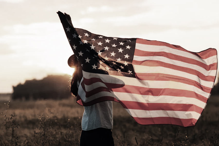 এর পর ১৯৭৯ সালে ইরানি বিপ্লবের পর আমেরিকা পালিয়ে যান পহলভি। পহলভির সঙ্গে যে পাকিস্তান সরকারের খাস ‘দোস্তি’ ছিল তারা ইরানের নতুন শাসকদের স্বীকৃতি দেয়।