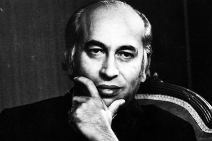 ১৯৭৭ সালে পাকিস্তানের তৎকালীন প্রধানমন্ত্রী জুলফিকর আলি ভুট্টোকে ক্ষমতাচ্যুত করে শাসকের আসনে বসেন পাকিস্তানের তৎকালীন সেনাপ্রধান জিয়া-উল-হক। জিয়ার অধীনে, পাকিস্তানে সুন্নিদের প্রভাব বাড়তে থাকে। অন্য দিকে, ১৯৭৯ সালের ইরান বিপ্লবের পর ইরান আদ্যোপান্ত ভাবে শিয়া রক্ষণশীল ধর্মীয় শাসনের নিয়ন্ত্রণে চলে যায়।