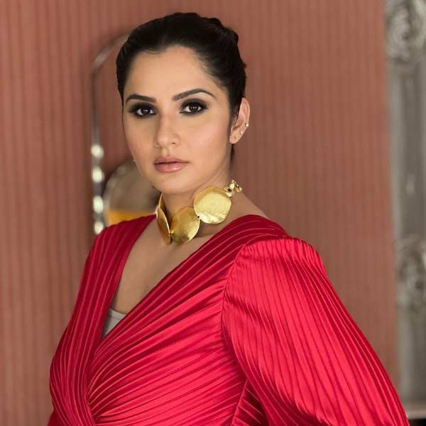 স্বামীকে অনেক বুঝিয়ে সঠিক পথে আনতে পারেননি। পাকিস্তানের সংবাদমাধ্যমের খবর অনুযায়ী শোয়েবের বোন আরও জানিয়েছেন, শোয়েবের তৃতীয় বিয়েতে মত ছিল না পরিবারের কারও। সানার সঙ্গে বিয়েতে পরিবারের কাউকে পাশে পাননি শোয়েব।