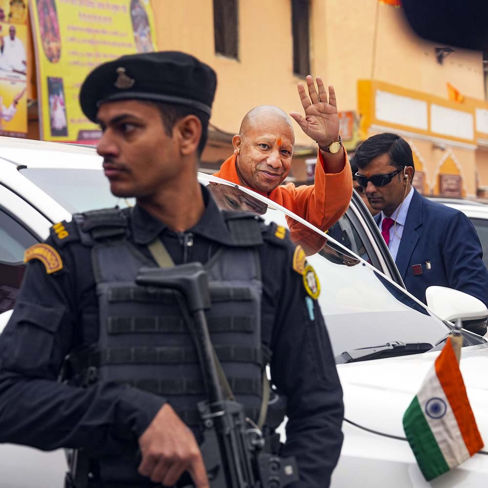 বিশেষ প্রশিক্ষণপ্রাপ্ত পুলিশ এবং কমান্ডোবাহিনীর জওয়ানে ছয়লাপ গোটা শহর। প্রতিটি উঁচু বাড়ির মাথায় বিশেষ রাইফেল নিয়ে প্রহরারত স্নাইপার। আকাশে নিরন্তর উড়ছে অত্যাধুনিক নজরদারি ড্রোন। নিরাপত্তার মোটা চাদরে মুড়ে ফেলা হয়েছে অযোধ্যা নগরীকে।