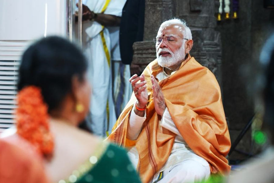 স্বয়ং প্রধানমন্ত্রী যে অনুষ্ঠানে উপস্থিত সেখানে নিরাপত্তার আস্তরণ যে অন্য মানের হয়, তা বলাই বাহুল্য। আর অযোধ্যায় তো কার্যত ভিভিআইপিদের বন্যা! আমন্ত্রণসূচি অনুযায়ী, সোমবার দিনের বেলা অযোধ্যা নগরীতে উপস্থিত থাকতে চলেছেন ৯০০ ভিআইপি এবং অন্তত ৬০ জন ভিভিআইপি।