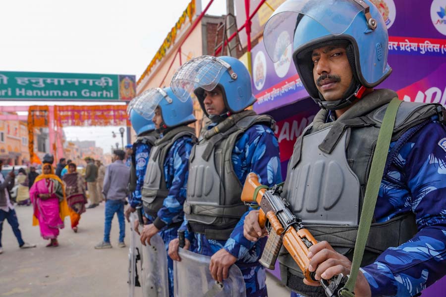 এরই মধ্যে সন্ত্রাসীদের আনাগোনাও শুরু হয়ে গিয়েছে বলে পুলিশ সূত্রে খবর। বৃহস্পতিবার গভীর রাতে পুলিশ তিন জনকে গ্রেফতার করেছে যাঁদের সঙ্গে খলিস্তানপন্থী সন্ত্রাসবাদী নেতা গুরপবম সিংহ পান্নুমের সরাসরি যোগাযোগ রয়েছে বলে অনুমান।