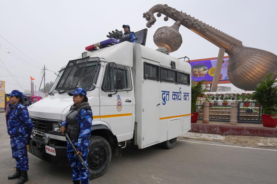 উত্তরপ্রদেশ এটিএস গোপনে সেই খবর পেয়ে যায়। তার পর স্করপিয়ো গাড়িটির পিছু নেয় এটিএস। দেখা যায়, বেশ কিছু রাস্তা ঘোরার পর একটি হোটেলে ঢুকছে গাড়িটি। তখনই এটিএস তাঁদের ধরে ফেলে। গাড়িতে তিন জন ছিলেন। তাঁরা সকলেই রাজস্থানের বাসিন্দা বলে এটিএস সূত্রে খবর।