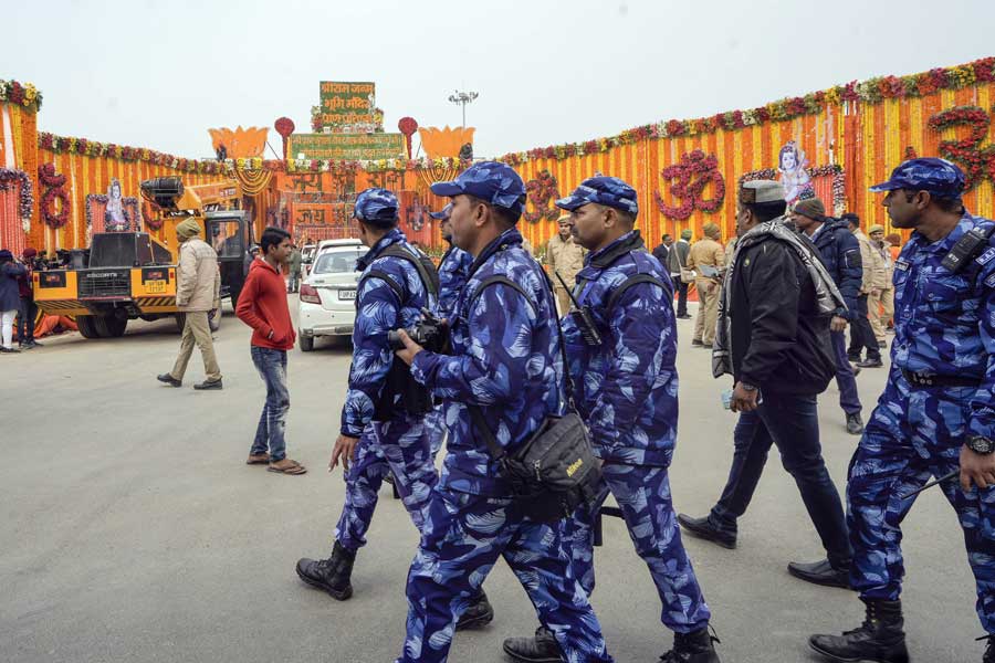 রাজস্থানের জাজোদের বাসিন্দা দু’জনের পরিচয়ও প্রকাশ্যে এসেছে। তাঁদের নাম, শঙ্করলাল দুসাদ এবং প্রদীপ পুনিয়া। তৃতীয় ব্যক্তির নাম অজিত কুমার। তিনি রাজস্থানেরই ঝুনঝুনপত্তুশ্রীর বাসিন্দা।