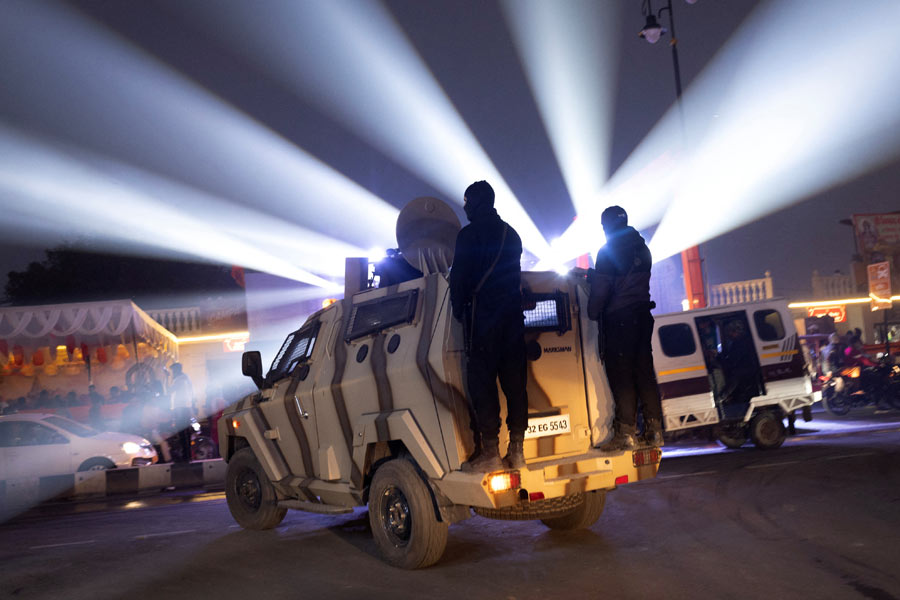 পান্নুম শঙ্করলালকে বলেন অযোধ্যা যেতে। এলাকায় ঘুরে ঘুরে সেখানকার বিস্তারিত ম্যাপ বানিয়ে আনার ভার পড়ে শঙ্করলালের কাঁধে। ভুয়ো কাগজ দেখিয়ে নগদে একটি স্করপিয়ো গাড়ি কেনেন শঙ্করলাল। তার পর আরও দুই ঘনিষ্ঠকে নিয়ে অযোধ্যা পাড়ি দেন। কিন্তু ‘কাজ’ শেষের আগেই ধরা পড়ে গেলেন পুলিশের হাতে।