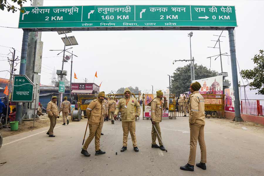 এ দিকে রামমন্দিরকে নিরাপত্তা জোগাতে অযোধ্যায় তৈরি করা হয়েছে বহুস্তরীয় নিরাপত্তা বলয়। মন্দির ঘিরে ত্রিস্তরীয় নিরাপত্তার ব্যবস্থা থাকছে। তাতে বিশেষ বাহিনীর পাশাপাশি মোতায়েন থাকবে উত্তরপ্রদেশ সরকারের বিশেষ ‘স্পেশাল সিকিউরিটি ফোর্স (এসএসএফ)’, সিআরপিএফ এবং ‘প্রাদেশিক আর্মড কনস্টেব্যুলারি (পিএসি)’।