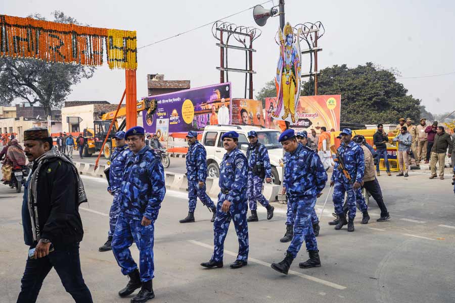 ৯০০ ভিআইপি এবং ৬০ ভিভিআইপি শামিল হবেন সোমবারের অনুষ্ঠানে। ভিভিআইপিদের তালিকায় থাকবেন, মুকেশ অম্বানী ও তাঁর পরিবার, গৌতম আদানি ও তাঁর পরিবার, অমিতাভ বচ্চন, বিরাট কোহলী, অনুষ্কা শর্মা, আলিয়া ভট্ট, অল্লু অর্জুন, রতন টাটা, বীরেন্দ্র সহবাগেরা। ধরে নেওয়া যেতে পারে, এঁরা সকলেই নিজস্ব বিমানে চড়েই আসবেন। কিন্তু এত বিমান থাকবে কোথায়?