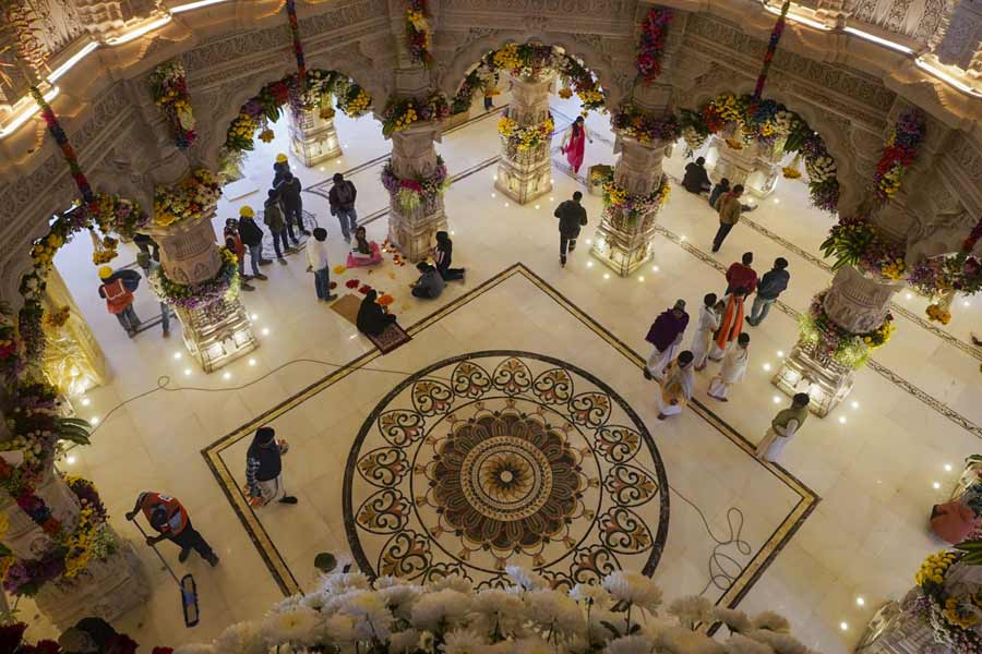 সোমবার মোট ১০০টি চার্টার্ড বিমান আসার কথা অযোধ্যায়। কিন্তু অযোধ্যার বাল্মিকী বিমানবন্দরে ততটা জায়গা নেই। প্রধানমন্ত্রী মোদীর ‘ইন্ডিয়া ওয়ান’ বিমান সেই বিমানবন্দরে থাকবে। বাকি বিমানগুলিকে তাই আশপাশের পাঁচটি রাজ্যের ১২টি বিমানবন্দরে পার্ক করার কথা।