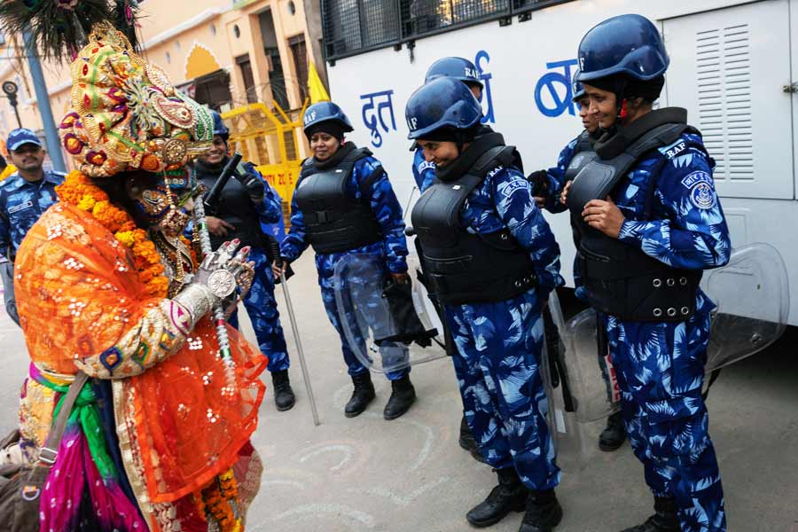 উত্তরপ্রদেশ, বিহার, রাজস্থান, উত্তরাখণ্ড, মধ্যপ্রদেশের মোট ১২টি বিমানবন্দরে থাকছে বিমানের পার্কিং ফেসিলিটি। অমিতাভ বচ্চন, দক্ষিণী তারকা পবন কল্যাণের বিমান কানপুরের চাকেরি বিমানবন্দরে থাকবে। অর্থাৎ, অযোধ্যার বিমানবন্দরে অমিতাভকে নামিয়ে তাঁর চার্টার্ড বিমান উড়ে চলে যাবে কানপুরের চাকেরিতে। আবার অনু্ষ্ঠান শেষে অযোধ্যা বিমানবন্দরে এসে অমিতাভকে নিয়ে মুম্বই ফিরে যাবে। প্রধানমন্ত্রী ছাড়া বাকিদের ক্ষেত্রেও এমনই ব্যবস্থা।