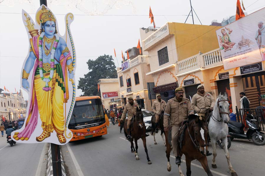 অযোধ্যার বাল্মিকী বিমানবন্দরে সর্বাধিক ৮টি বিমান পার্ক করা যায়। কিন্তু প্রধানমন্ত্রীর বিমান থাকলে অন্য বিমান সেখানে রাখা যাবে না নিরাপত্তার কারণে। তা ছাড়া প্রধানমন্ত্রীর জন্য তিনটি পৃথক হেলিপ্যাডও প্রস্তুত রাখা হয়েছে। তাতেও অনেকটা জায়গা চলে যাচ্ছে।