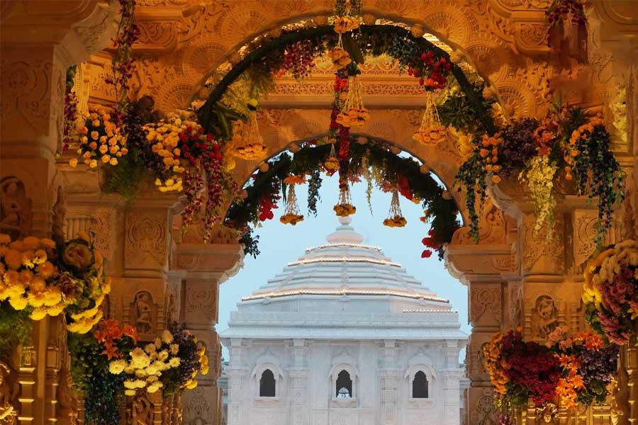 ভিআইপিদের বিমান নামবে লখনউ বিমানবন্দরে। সেখানে ভিআইপিরা বিমান থেকে নেমে সোজা রওনা দেবেন ১৩৫ কিলোমিটার দূরের অযোধ্যায়। কমবেশি এক হাজার ভিআইপি সে ভাবেই অযোধ্যায় পৌঁছবেন। সে জন্য গোটা ১৩৫ কিলোমিটার পথকে গ্রিন করিডোর করে দেওয়া হবে। যাতে বিনা বাধায় অতিথিরা অযোধ্যায় পৌঁছতে পারেন।