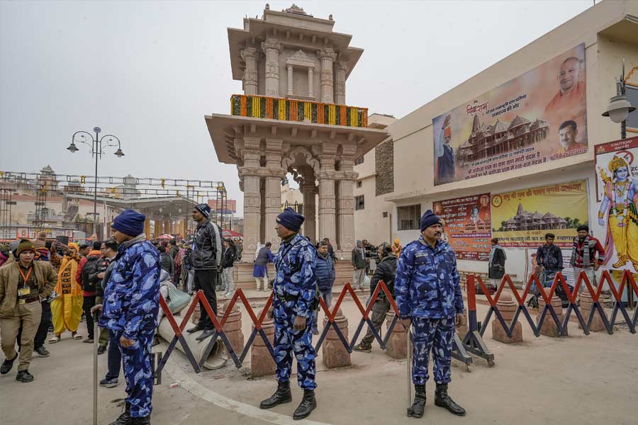অযোধ্যায় রামমন্দির উদ্বোধনকে কেন্দ্র করে যে বিরাট উৎসবের আয়োজন করা হয়েছে, তাতে শামিল হবেন তারকারাও। দেশের নানা প্রান্ত থেকে অযোধ্যায় যাবেন বহু ‘ভিভিআইপি’। তারা অনুষ্ঠানের অন্যতম আকর্ষণ।