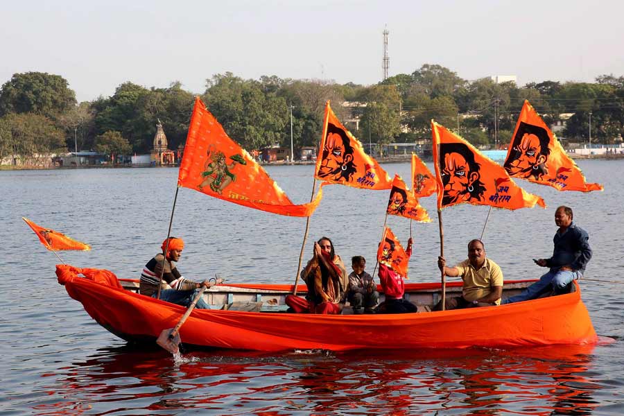 এই তারকাদের নিয়ে উৎসবের আগে অযোধ্যায় চর্চার শেষ নেই। কারা কারা অযোধ্যায় যাচ্ছেন, কী ভাবে যাচ্ছেন, কত ক্ষণ থাকবেন— সবই রয়েছে আতশকাচের নীচে।