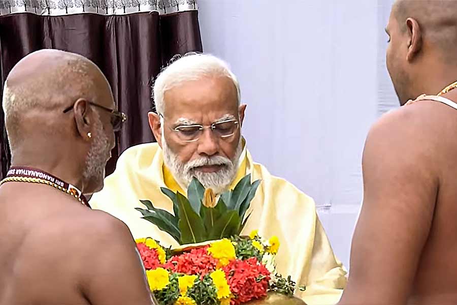 সোমবার, ২২ জানুয়ারি অযোধ্যায় রামমন্দিরের উদ্বোধন করতে চলেছেন প্রধানমন্ত্রী নরেন্দ্র মোদী। তাঁর হাত দিয়েই রামলালার ‘প্রাণপ্রতিষ্ঠা’ হতে চলেছে। তারকাদের ভিড়েও অবশ্য মূল আকর্ষণ তিনিই।