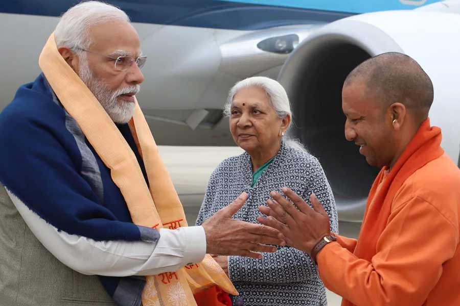 অযোধ্যায় রামমন্দির উদ্বোধনের আগে বিমানবন্দরের উদ্বোধনও হয়ে গিয়েছে প্রধানমন্ত্রীর হাতে। আগে থেকেই সেখানে বিমানবন্দর ছিল। তবে সম্প্রতি তা ঢেলে সাজানো হয়েছে।