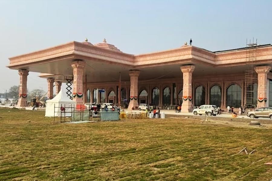 সংস্কারের পর নতুন রূপে অযোধ্যার বিমানবন্দর উদ্বোধন করেন মোদী। ওই বিমানবন্দরের নতুন নামকরণ করা হয়। অযোধ্যা বিমানবন্দর বর্তমানে মহর্ষি বাল্মীকি আন্তর্জাতিক বিমানবন্দর।