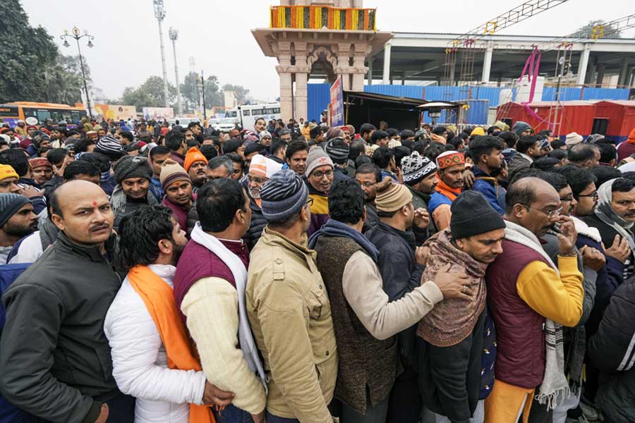 ২২ তারিখের ‘মহোৎসব’কে কেন্দ্র করে অযোধ্যায় গত কয়েক দিন ধরেই মানুষের আনাগোনা বেড়ে গিয়েছে। সেই সঙ্গে বেড়েছে বিমানের ওঠানামাও। ভক্তের ঢল নামতে চলেছে উত্তরপ্রদেশের এই শহরটিতে।