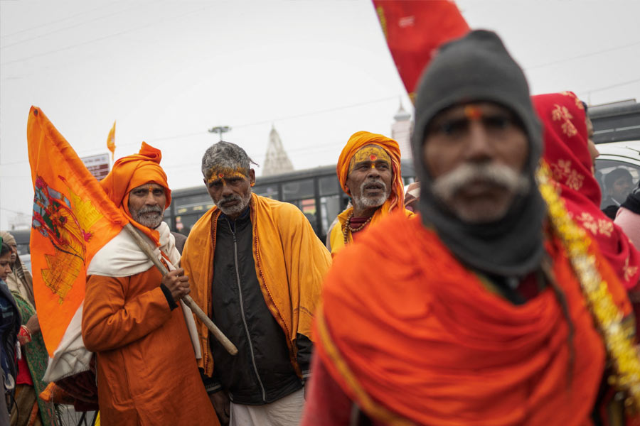 রামমন্দির উদ্বোধনের মূল অনুষ্ঠানের দিন অবশ্য সকলের প্রবেশাধিকার নেই অযোধ্যায়। সে দিন কেবল আমন্ত্রিত অতিথিরাই থাকতে পারবেন মন্দির চত্বরে। কিন্তু তাঁদের বিমান নিয়ে সমস্যায় পড়েছেন বিমানবন্দর কর্তৃপক্ষ।
