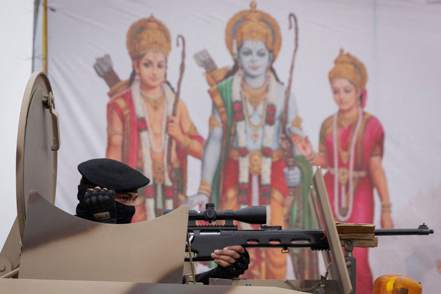 অযোধ্যায় রামমন্দির উদ্বোধন উপলক্ষে যাঁরা আমন্ত্রণ পেয়েছেন, তাঁরা প্রায় সকলেই নিজ নিজ ক্ষেত্রে দেশের প্রথম সারির তারকা। রাজনীতি থেকে শুরু করে বলিউড, বিজ্ঞান থেকে শুরু করে বিনোদন, নানা স্তরের অতিথি রামমন্দিরে আমন্ত্রিত।