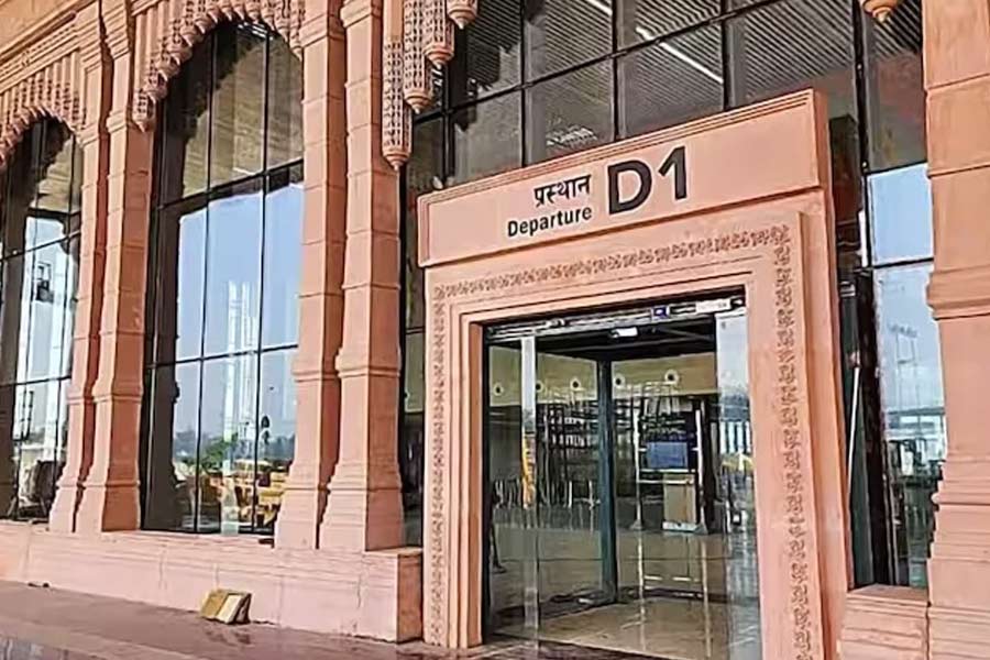 অতিথিদের অনেকেই অযোধ্যায় যাচ্ছেন ব্যক্তিগত বিমান ভাড়া করে। আর সেখানেই সমস্যা দেখা দিয়েছে। এত বিমানের ঠাঁই হবে না অযোধ্যার বাল্মীকি বিমানবন্দরে।