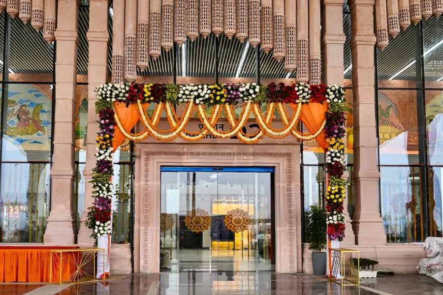 বাল্মীকি বিমানবন্দরে ব্যক্তিগত বিমান রাখার মোট চারটি জায়গা রয়েছে। তার মধ্যে একটি বিশেষ ভাবে প্রধানমন্ত্রীর বিমানের জন্য আগে থেকে সংরক্ষণ করে রাখা হয়েছে।