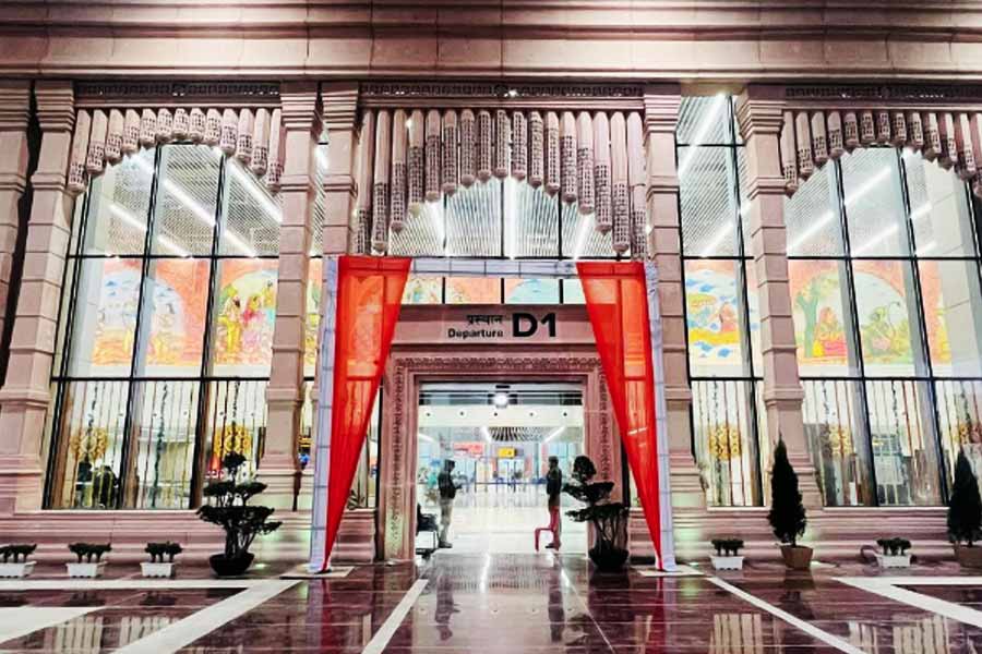 বাকি তিনটি ‘পার্কিং স্লট’-এ ১০০টি প্রাইভেট জেটের ঠাঁই হবে না কোনও ভাবেই। অথচ সূত্রের খবর, অযোধ্যায় ১০০-র বেশি প্রাইভেট জেট যেতে চলেছে সোমবার।