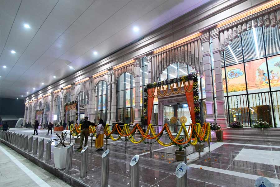 তারকাদের অবশ্য বাল্মীকি বিমানবন্দরেই নামানো হবে। কিন্তু তার পর আর সেখানে দাঁড়ানো পারবে না বিমানগুলি। যাত্রীদের নামিয়ে দিয়েই তারা অন্য গন্তব্যের উদ্দেশে রওনা দেবে।