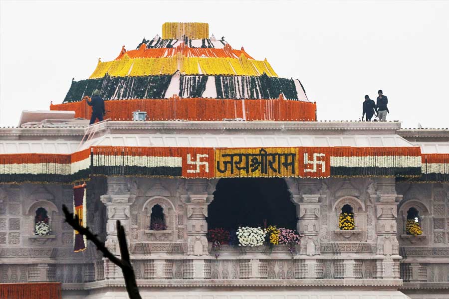 অযোধ্যা তো বটেই, রামমন্দির উদ্বোধনের আগে থেকেই বুক হয়ে গিয়েছে নিকটবর্তী সমস্ত বিমানবন্দরের ‘স্লট’। তারকারা প্রায় সকলেই প্রাইভেট জেটে অযোধ্যা পৌঁছবেন।