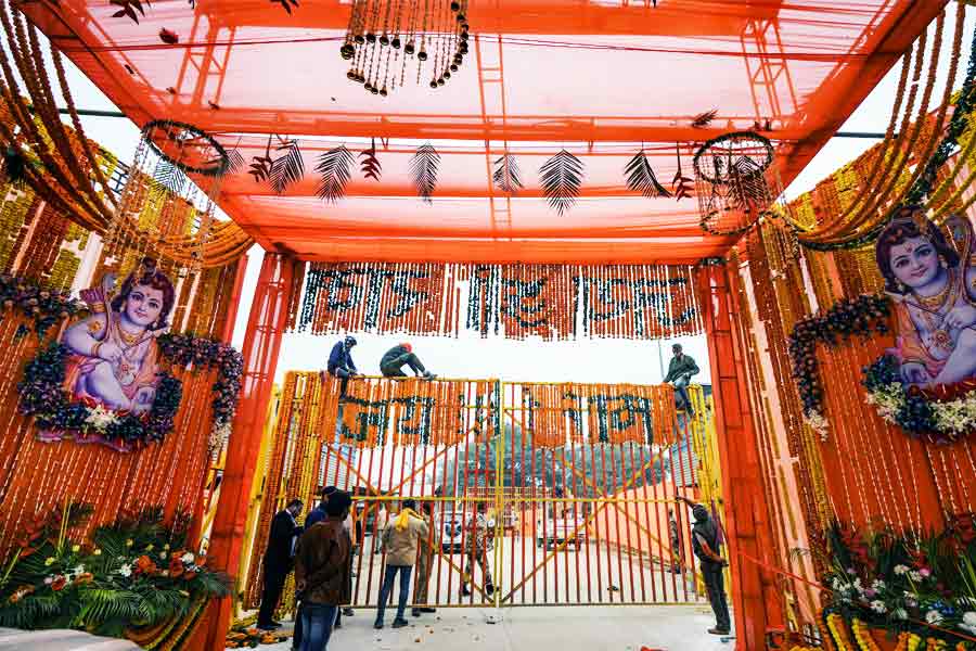 ইন্ডিয়ান লাক্সারি চার্টার্ড সার্ভিস ক্লাব ওয়ান এয়ারের সিইও রাজন মেহরা বলেন, ‘‘অযোধ্যার রামমন্দির উদ্বোধন অনুষ্ঠানে আমন্ত্রণ সমাজে গুরুত্ব বিচারের অন্যতম মানদণ্ড হয়ে দাঁড়িয়েছে। বহু বুকিং আসছে আমাদের কাছে। দামি, বিলাসবহুল জেট বুক করেছেন অনেক।’’