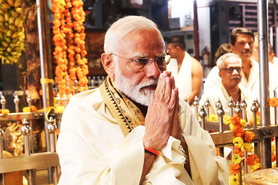 প্রধানমন্ত্রী যে বিমানে অযোধ্যায় যাবেন, তার নাম ‘ইন্ডিয়া ওয়ান’। তাতে চড়ে সোমবার সকাল ১০টা ৪৫ মিনিট নাগাদ অযোধ্যায় নামার কথা মোদীর।