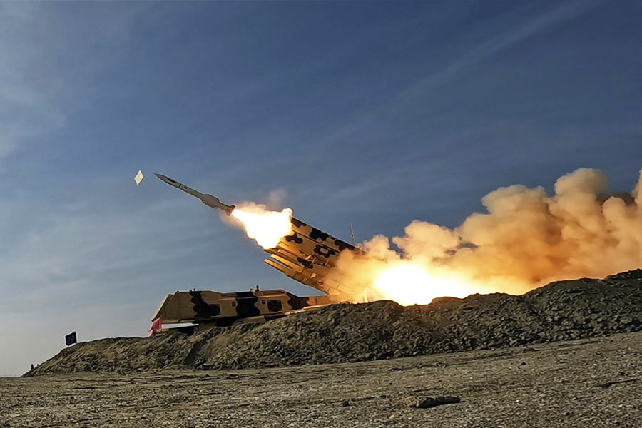 সম্প্রতি পাকিস্তানের বালুচিস্তানে ক্ষেপণাস্ত্র হামলা চালায় ইরান। সেই হামলার পরিপ্রেক্ষিতে দুই প্রতিবেশী দেশের মধ্যে প্রায় যুদ্ধের আবহ তৈরি হয়েছে। হামলার শিকার হয়ে পাল্টা হামলা করতে ছাড়েনি পাকিস্তানও। ইরানের সিস্তান বালুচিস্তান প্রদেশে পাল্টা ক্ষেপণাস্ত্র হামলা চালায় তারা।