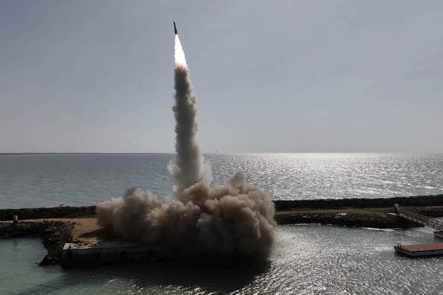 পাক হামলাকে মোটেও ভাল চোখে দেখেনি ইরান। তাদের বিদেশ মন্ত্রক তেহরানে পাকিস্তানের সবচেয়ে ‘প্রবীণ এবং অভিজ্ঞ’ কূটনীতিককে তলব করে এবং তাঁর কাছ থেকে পাক হামলার কৈফিয়তও চায়। পাকিস্তানের বিদেশমন্ত্রী জলিল আব্বাস জিলানি এবং ইরানের বিদেশমন্ত্রী হোসেইন আমির-আব্দুল্লাহিয়ানের মধ্যে ফোনে কথা হওয়ার পর উভয় দেশেই পরিস্থিতি নিয়ন্ত্রণে আনার বিষয়ে সম্মতি জানিয়েছে।