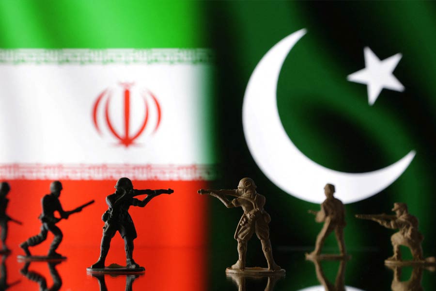 কিন্তু দুই দেশের মধ্যে পুরোদস্তুর যুদ্ধ লেগে গেলে পাকিস্তান কি ইরানের সঙ্গে এঁটে উঠতে পারত? সাময়িক সংঘাতের আবহে এই প্রশ্নই বিভিন্ন মহলে ঘুরপাক খেতে শুরু করেছিল। এই আবহে আমেরিকার সেন্ট্রাল কমান্ডের জেনারেল কেনেথ ম্যাকেঞ্জির একটি তথ্য ফের আলোচনার বৃত্তে চলে এসেছে।