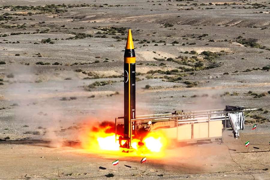 কেনেথ ম্যাকেঞ্জি ২০২২ সালে দাবি করেছিলেন, ইরানের কাছে তিন হাজারের বেশি ‘ব্যালিস্টিক মিসাইল’ রয়েছে। যা পশ্চিম এশিয়ার দেশগুলির মধ্যে সবচেয়ে বেশি। শুধু তাই-ই নয়, তাদের অস্ত্রভান্ডারে এত রকমের ক্ষেপণাস্ত্র রয়েছে যা পাকিস্তানকে ধরাশায়ী করার পক্ষে যথেষ্ট।